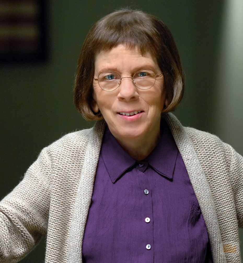 Linda Hunt Net Worth