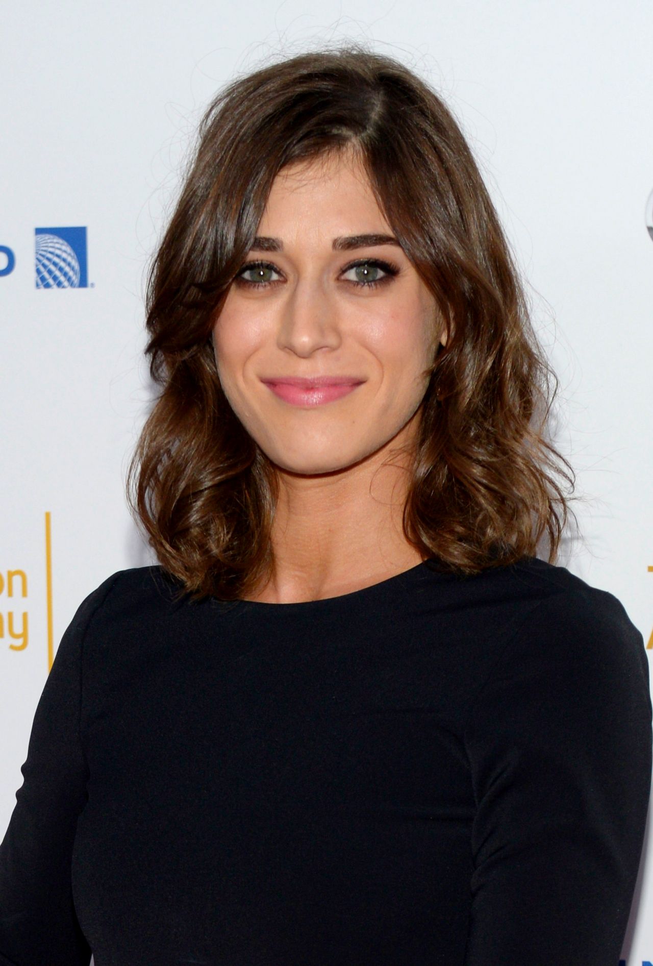 Lizzy Caplan Net Worth